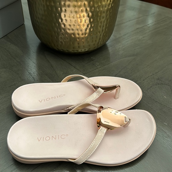 Vionic Raysa Women's Toe Post Supportive Sandal - Picture 7 of 14